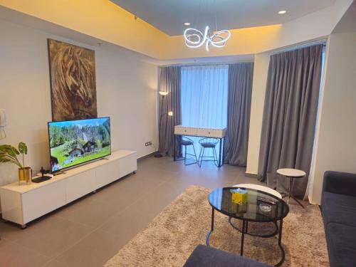 TV a/nebo společenská místnost v ubytování Damac Tower Amman - Luxury Studio - استوديوهات فاخرة - داماك عمان العبدلي