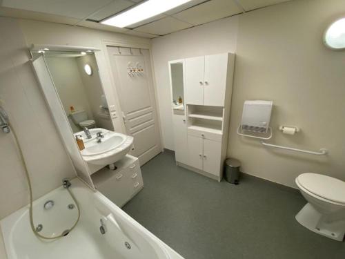 une salle de bain avec un lavabo, des toilettes et une douche dans l'établissement Château de Locquéran, à Plouhinec