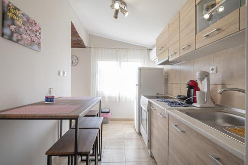 Η κουζίνα ή μικρή κουζίνα στο Dimis House
