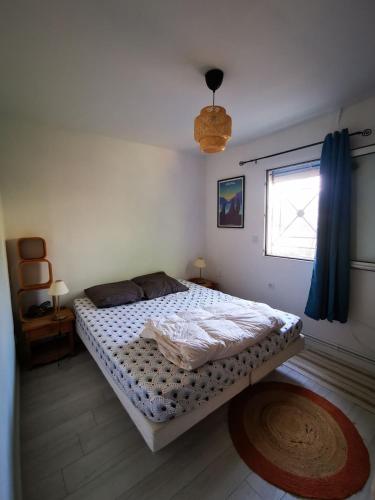 une chambre avec un grand lit avec une fenêtre dans l'établissement Villa with pool near sea and garrigue, à Cournonterral