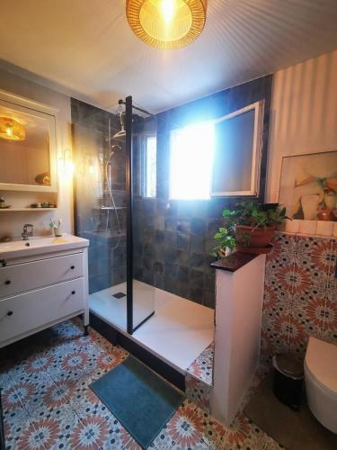 une salle de bain avec une douche, un lavabo et des toilettes dans l'établissement Villa with pool near sea and garrigue, à Cournonterral