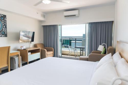 Postel nebo postele na pokoji v ubytování Darwin Harbour Suite