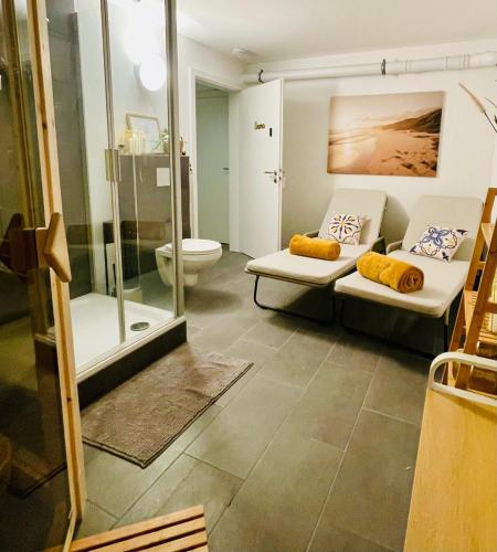 a room with a bed and a toilet in it at LITELIVING Cozy Suite - Sauna - Balkon - Parken - BBQ - Modern & Gemütlich in Möhnesee