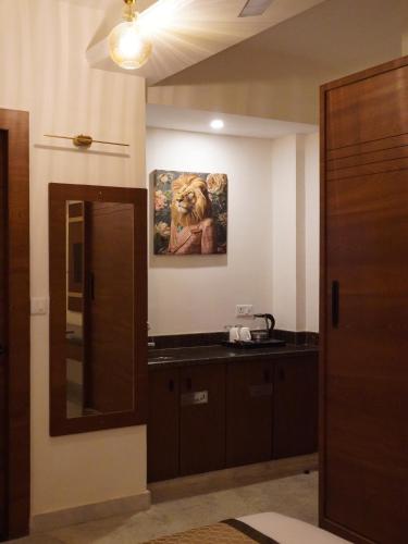 a bathroom with a painting of a dog on the wall at Sitevi Inn & Suites in Kota