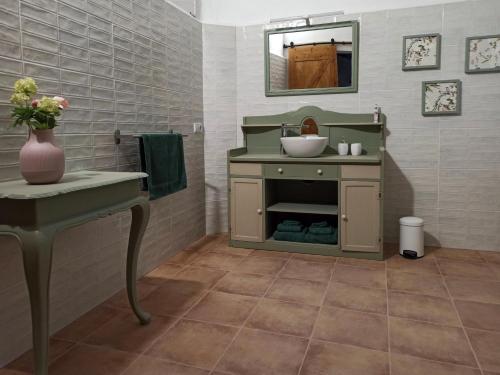 a bathroom with a sink and a mirror at CasaArabí in Arabí