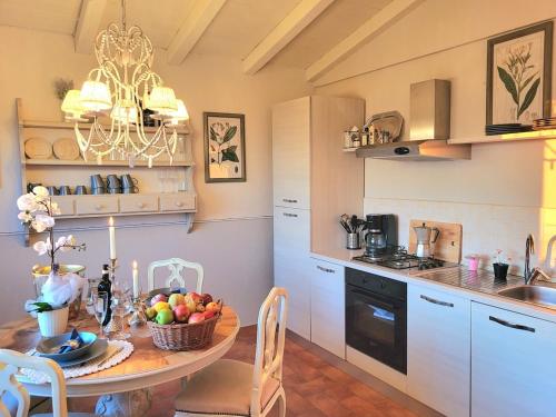 Kuchyň nebo kuchyňský kout v ubytování Alcova Sea view pool villa