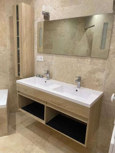 une salle de bain avec un lavabo blanc et un miroir dans l'établissement Villa Pont du Gard, à Castillon-du-Gard