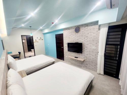 a bedroom with two beds and a fireplace at 別有洞天電梯包棟民宿漢北館 in Taitung City