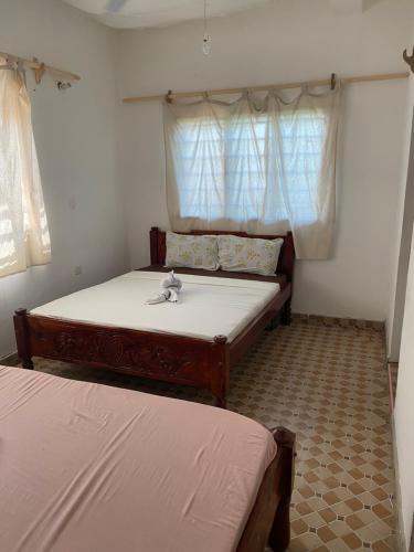 Postel nebo postele na pokoji v ubytování Jacaranda road bnb