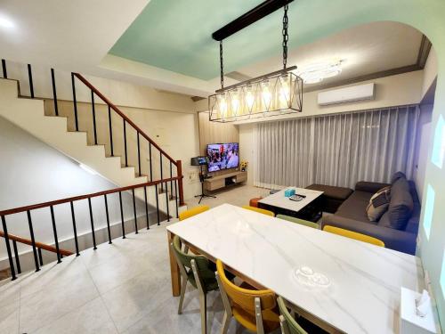 a living room with a table and a couch at 別有洞天電梯包棟民宿漢北館 in Taitung City