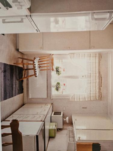 a small room with two beds and a window at Lantligt sommartorp i centrala Ljung in Ljung