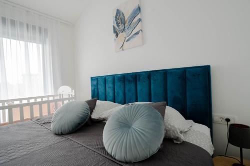 Villa Azeitona في سوكوشان: غرفة نوم بسرير كبير عليها مخدات