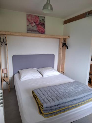 - une chambre dotée d'un lit avec des draps blancs dans l'établissement Petit cocooning Au cœur de la Sologne, à Romorantin-Lanthenay