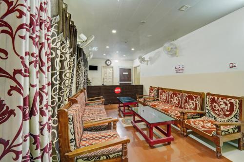 Ruang duduk di HOTEL SHIV TRIPTI AND BANQUET HALL
