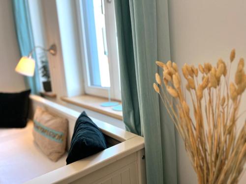 a room with a window with a pillow and a vase at Boutique Apartment im charmanten Altbau in Lübeck