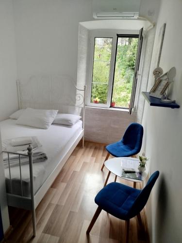 Guesthouse BiT Accommodation tesisinde bir odada yatak veya yataklar