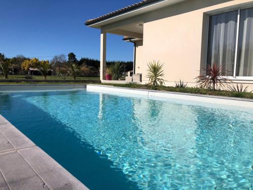 une piscine devant une maison dans l'établissement Vacation home with a pool in a perfect location, à Carcans