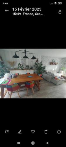 une photo d'un salon avec une table en bois dans l'établissement Chambre chez l'habitant, à Marnay-sur-Seine