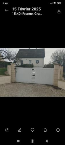 une clôture blanche devant une maison blanche dans l'établissement Chambre chez l'habitant, à Marnay-sur-Seine