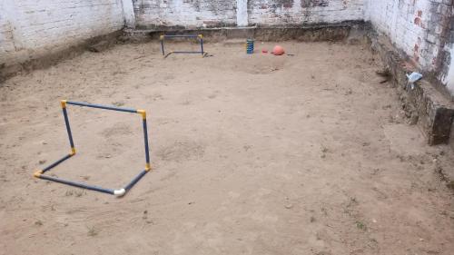 ein leerer Bereich mit zwei Trampolinen im Dreck in der Unterkunft habitación doble con parqueadero in Armenia