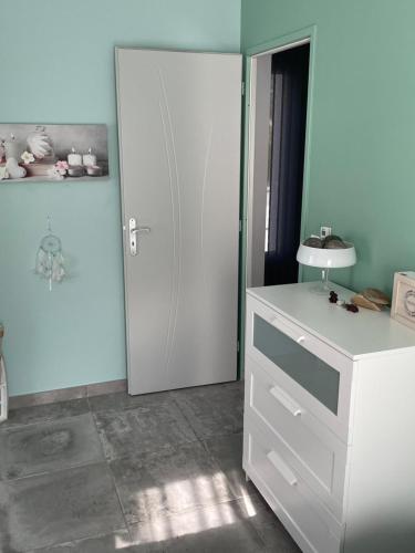 Cette chambre comprend une armoire blanche et une porte. dans l'établissement Villa avec piscine près des plages, à Carqueiranne