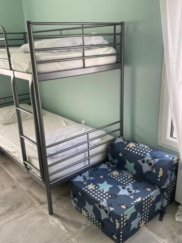 Cette chambre dispose de lits superposés avec 2 lits superposés et un tabouret. dans l'établissement Villa avec piscine près des plages, à Carqueiranne