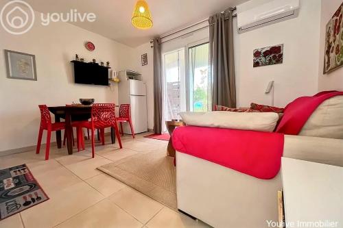 un salon avec un canapé et une table dans l'établissement Paradis Dana, à Linguizzetta