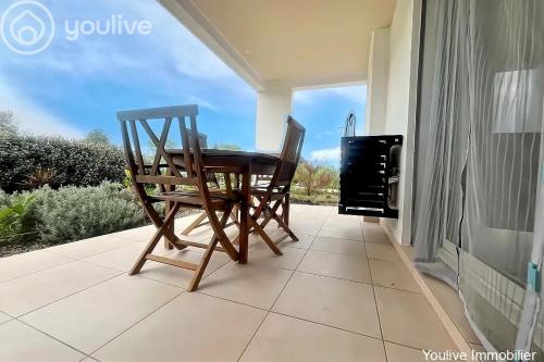 - deux chaises et une table sur une terrasse couverte dans l'établissement Paradis Dana, à Linguizzetta