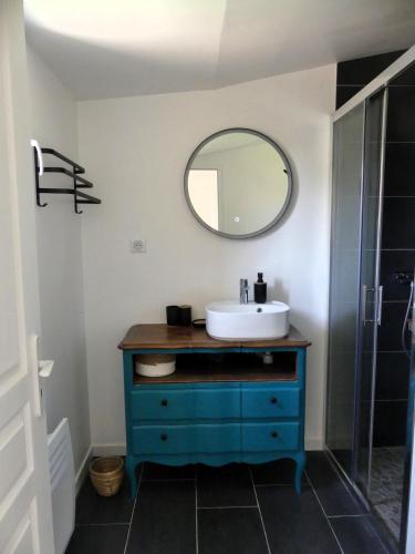 une salle de bain avec un lavabo bleu et un miroir dans l'établissement Château d'Oléron La Maison Bleue, au Château-dʼOléron