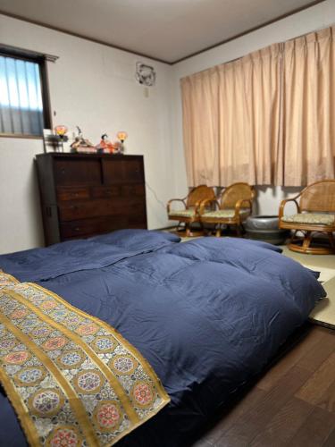奈良市にあるNara IROHAのベッドルーム1室(青いベッド1台、椅子、ドレッサー付)