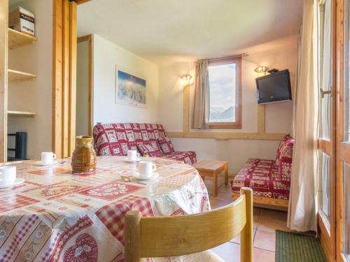 un salon avec une table et un canapé dans l'établissement Studio rénové, proche télécabine, rez-de-chaussée, pour 4/5 personnes - FR-1-181-2539, à La Plagne Tarentaise