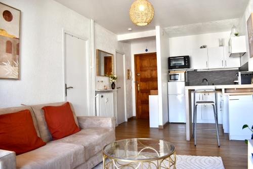 un salon avec un canapé et une table dans l'établissement Charming Flat close to palais des festivals, au Cannet