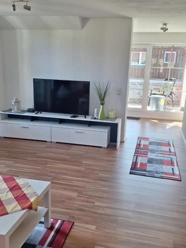 TV a/nebo společenská místnost v ubytování 5-Zimmer Ferienwohnung Welzheimer Wald