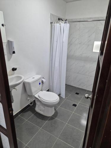 ein Badezimmer mit Toilette, Waschbecken und Dusche in der Unterkunft House accommodation and parking in San Vicente de Chucurí