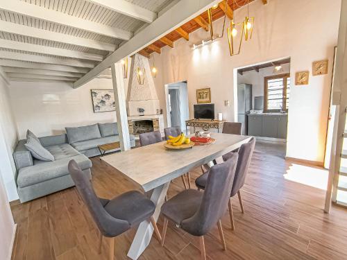 Χώρος καθιστικού στο Charming house 8 minutes walk from Almyrida beach