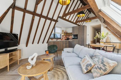 a living room with a couch and a table at STONEBRIDGE boutique apartments - City centre in Alkmaar