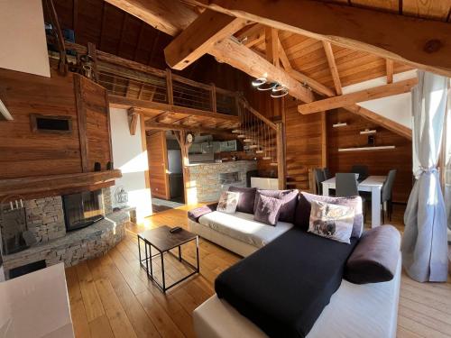 un salon avec un canapé et une cheminée dans l'établissement Chez Nino, à Villar-Saint-Pancrace