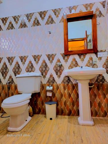 a bathroom with a toilet and a sink at Mountain Range Cottage in Ella