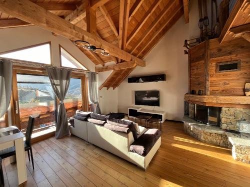 un salon avec un canapé et une cheminée dans l'établissement Chez Nino, à Villar-Saint-Pancrace