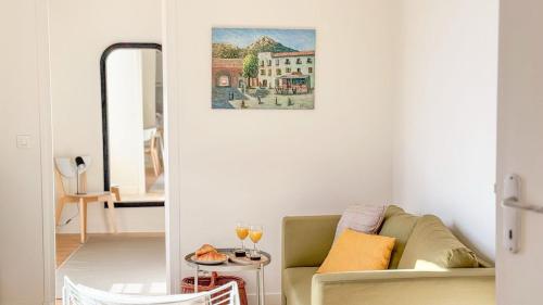 un salon avec un canapé et une table dans l'établissement Villejuif aux portes de Paris, à Villejuif