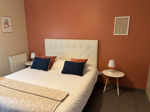 タッサン・ラ・ドゥミ・リュンヌにあるDemeure & Dépendance - Chambres d'hôtes depuis 2012のベッドルーム1室(大型ベッド1台、テーブル2台付)