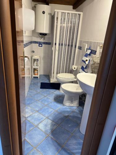 Ένα μπάνιο στο Ponzamania Appartamenti Ponza ,,Blumarine''
