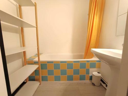 une petite salle de bain avec une baignoire et un lavabo dans l'établissement Studio cosy pour 4 avec terrasse à Saint-Lary-Soulan - FR-1-457-277, à Saint-Lary-Soulan