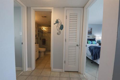 Vannituba majutusasutuses Gulf Shores Surf and Racquet Club - Great Pool - Bring your Boat - Easy Beach Access