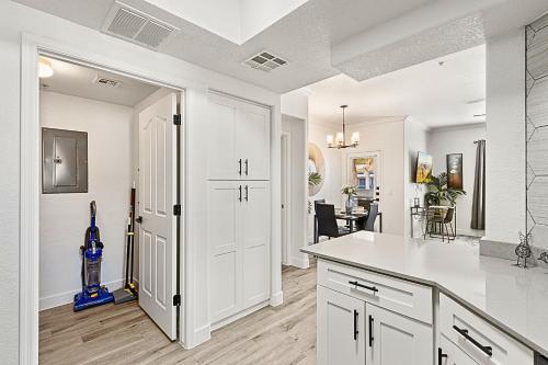 Una cocina o kitchenette en ASU Football Getaway - Family Fun W-Pool- 2Br- Spa - 1001