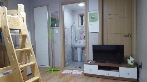 Телевизор и/или развлекательный центр в The 1st Andong Hostel