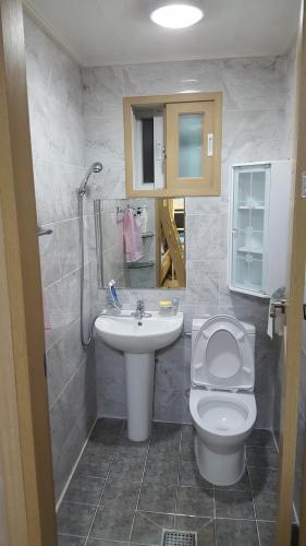 Salle de bains dans l'établissement The 1st Andong Hostel