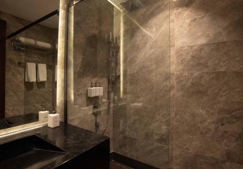 Ένα μπάνιο στο Radisson Hotel Madinah