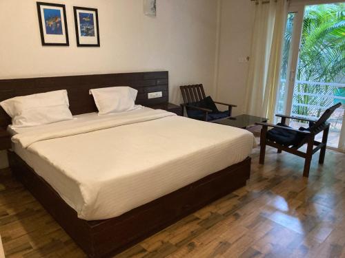 Postel nebo postele na pokoji v ubytování Hotel O Calangute Beach Resort