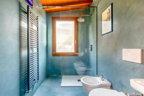 ヴェネツィアにあるGolden Luxe - Glass of Murano luxury apartmentのトイレ、洗面台、シャワー付きのバスルーム